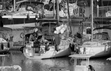 İtalya, Sicilya, Akdeniz, Marina di Ragusa (Ragusa Eyaleti); 2 Eylül 2025, limanda yelkenli tekneleri - EDITORIAL