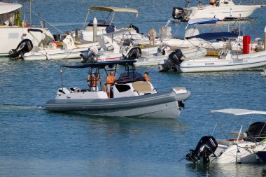 İtalya, Sicilya, Akdeniz, Marina di Ragusa (Ragusa Eyaleti); 3 Eylül 2025, limandaki büyük bir kauçuk teknede insanlar - EDITORIAL