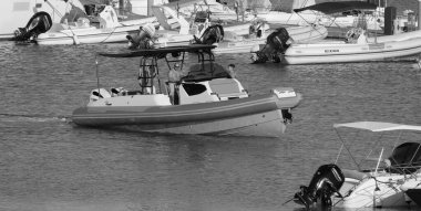 İtalya, Sicilya, Akdeniz, Marina di Ragusa (Ragusa Eyaleti); 3 Eylül 2025, limandaki büyük bir kauçuk teknede insanlar - EDITORIAL