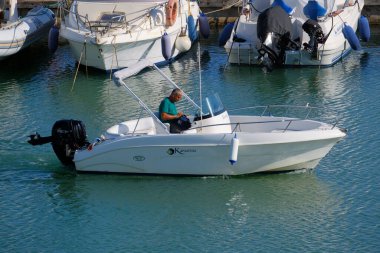 İtalya, Sicilya, Akdeniz, Marina di Ragusa (Ragusa Eyaleti); 4 Eylül 2025, limandaki bir motorlu teknede adam - EDITORIAL