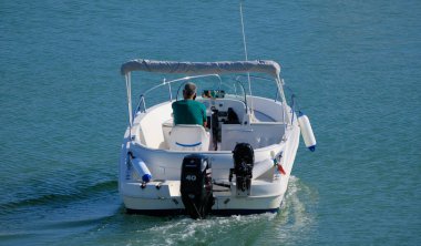 İtalya, Sicilya, Akdeniz, Marina di Ragusa (Ragusa Eyaleti); 4 Eylül 2025, limandaki bir motorlu teknede adam - EDITORIAL