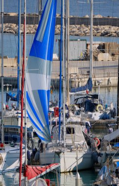 İtalya, Sicilya, Akdeniz, Marina di Ragusa (Ragusa Eyaleti); limanda yelkenli tekneler 
