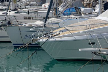 İtalya, Sicilya, Akdeniz, Marina di Ragusa (Ragusa ili); 28 Haziran 2025, limanda lüks yatlar - EDITORIAL