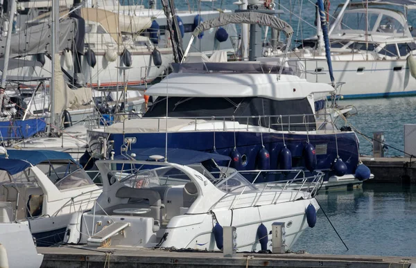 İtalya, Sicilya, Akdeniz, Marina di Ragusa (Ragusa Eyaleti); limanda lüks yatlar 