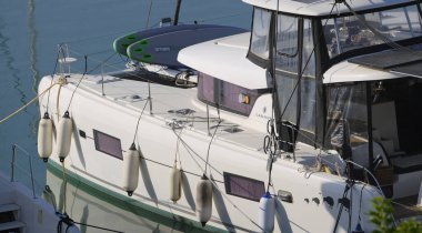 İtalya, Sicilya, Akdeniz, Marina di Ragusa (Ragusa Eyaleti); 12 Eylül 2025, limanda katamaran yelkenli teknesi - EDITORIAL