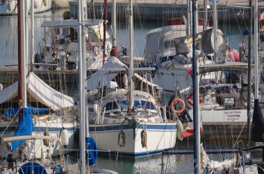 İtalya, Sicilya, Akdeniz, Marina di Ragusa (Ragusa ili); 12 Eylül 2025, limanda lüks yatlar - EDITORIAL