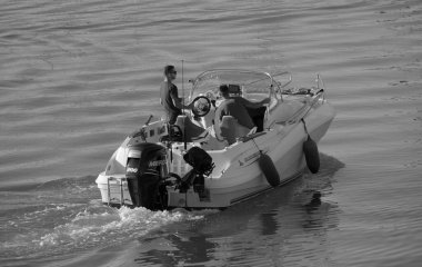 İtalya, Sicilya, Akdeniz, Marina di Ragusa (Ragusa Eyaleti); 14 Eylül 2025, limandaki bir motorlu teknede balıkçı - EDITORIAL