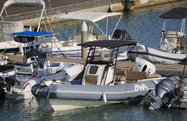 İtalya, Sicilya, Akdeniz, Marina di Ragusa (Ragusa ili); 17 Eylül 2025, limanda motorlu tekne - EDITORIAL