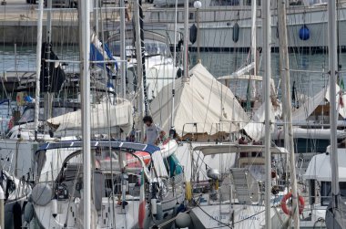 İtalya, Sicilya, Akdeniz, Marina di Ragusa (Ragusa Eyaleti); 24 Eylül 2025, limanda yelkenli tekneleri - EDITORIAL