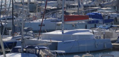 İtalya, Sicilya, Akdeniz, Marina di Ragusa (Ragusa ili); 25 Eylül 2025, limanda lüks yatlar - EDITORIAL