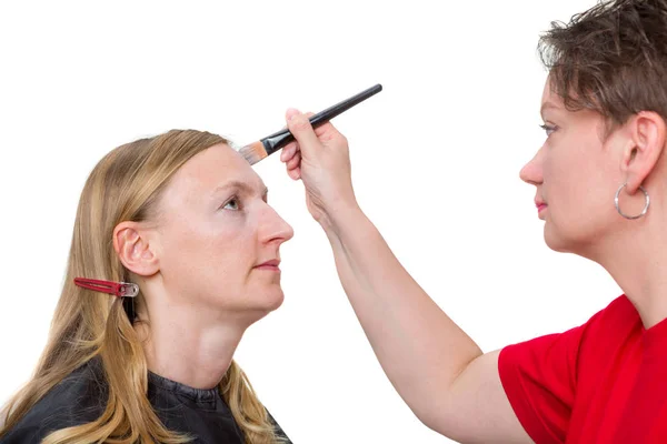 Close-up van een make-up artiest toepassing van make-up — Stockfoto