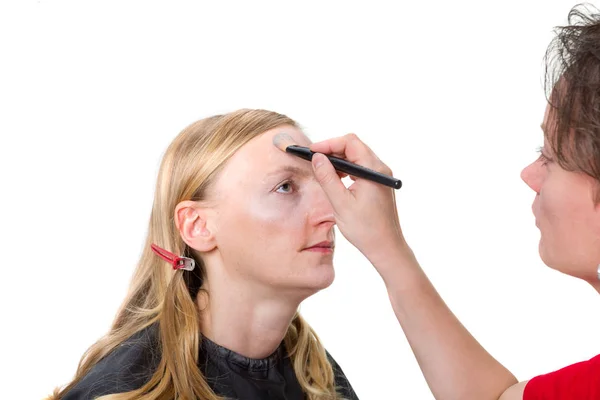 Close-up van een make-up artiest toepassing van make-up — Stockfoto