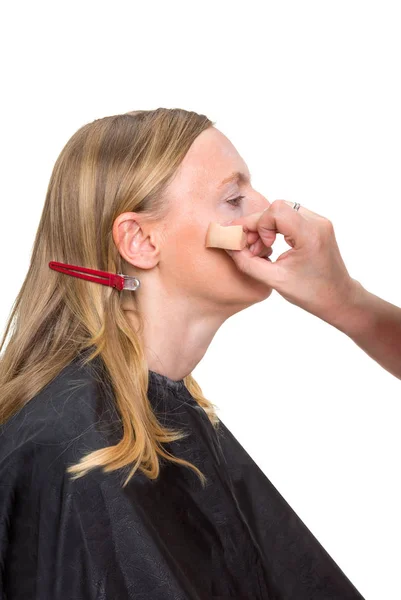 Närbild av en makeupartist tillämpa makeup — Stockfoto
