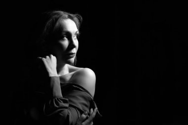 Güzel bir kadın tek renkli düşük anahtar portresi