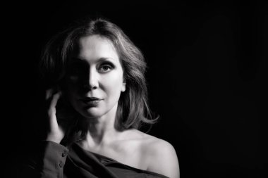 Güzel bir kadın tek renkli düşük anahtar portresi