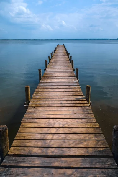 木製の桟橋が沈黙の湖で紅葉を楽しむ — ストック写真