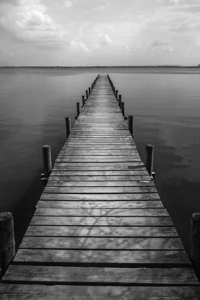 Muelle de madera en el lago del silencio, brote monocromo — Foto de Stock