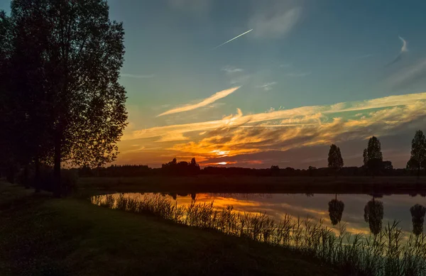 Nubes al atardecer sobre el lago — Foto de Stock