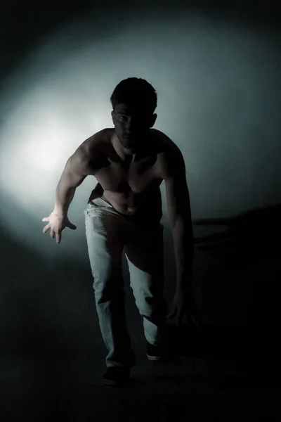 Silhouet staande man in de duisternis. Studio shoot. — Stockfoto