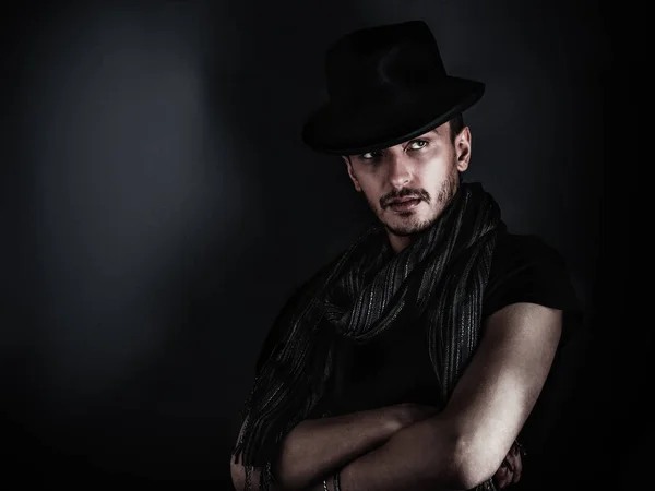 Guapo Joven Posando Con Sombrero Sobre Fondo Azul Estilo Vintage —  Fotos de Stock