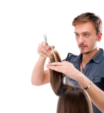 Beyaz arka plan üzerinde izole uzun saç modeliyle profesyonel kuaför