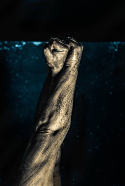 Yakın çekim, bir kol mans. Düşük anahtar ateş.