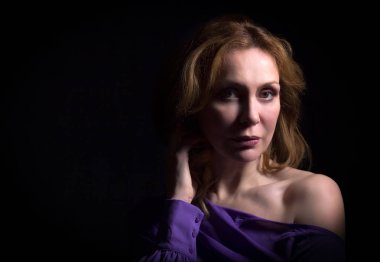 Siyah arka planda güzel orta yaşlı kadın portresi