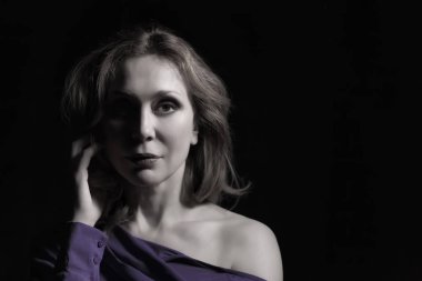 Güzel orta yaşlı kadın mochrome portre siyah arka plan üzerine