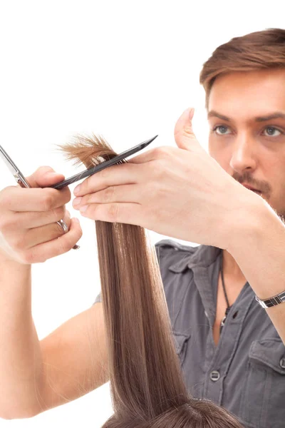 Coiffeur Professionnel Avec Modèle Cheveux Longs Isolé Sur Fond Blanc — Photo