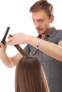 Beyaz arka plan üzerinde izole uzun saç modeliyle profesyonel kuaför