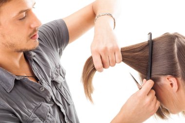 Beyaz arka plan üzerinde izole uzun saç modeliyle profesyonel kuaför