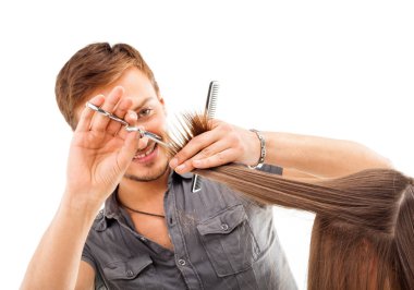 Beyaz arka plan üzerinde izole uzun saç modeliyle profesyonel kuaför