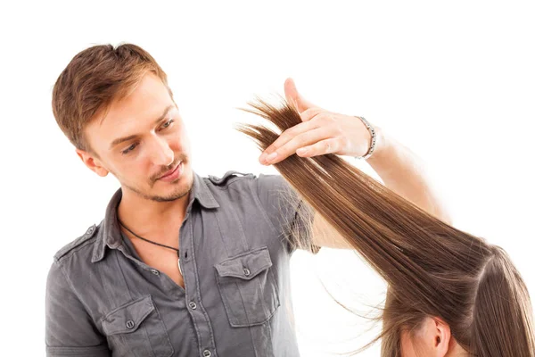 Cabeleireiro Profissional Com Modelo Cabelo Longo Isolado Fundo Branco — Fotografia de Stock