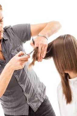 Beyaz arka plan üzerinde izole uzun saç modeliyle profesyonel kuaför