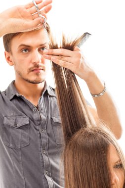 Beyaz arka plan üzerinde izole uzun saç modeliyle profesyonel kuaför