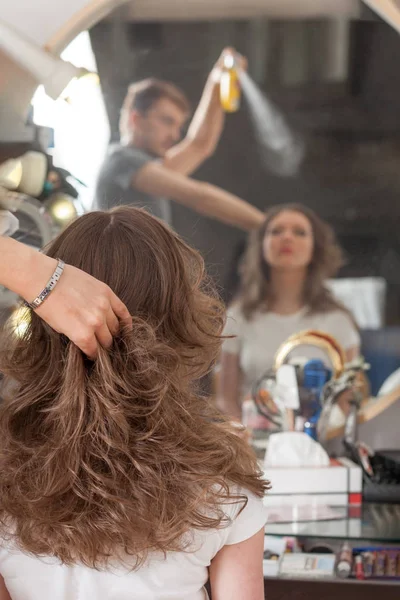 专业美发师与长发模型。专业护发. — 图库照片