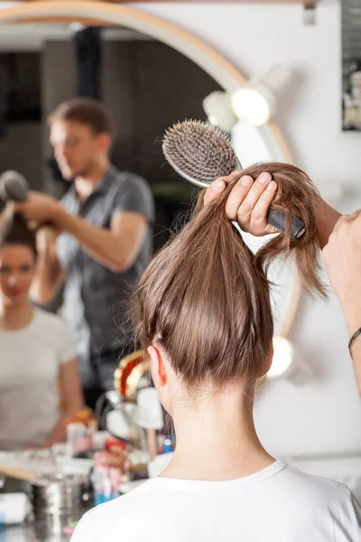 Cabeleireiro profissional com modelo de cabelo longo. Cuidados com o cabelo profissional . — Fotografia de Stock