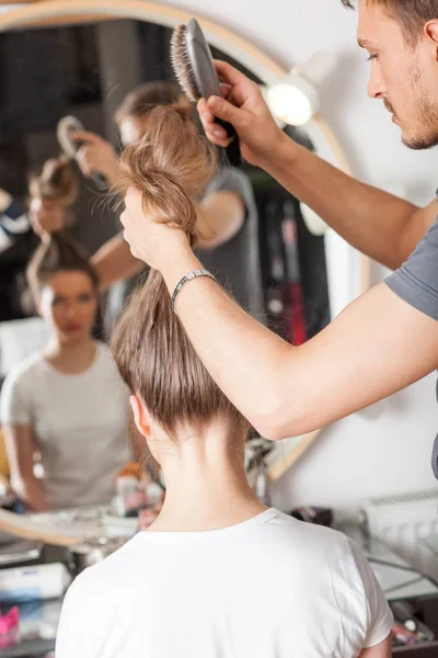 Professioneller Friseur mit langen Haaren Modell. professionelle Haarpflege. — Stockfoto