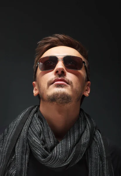 Retrato de um cara bonito, usando óculos de sol — Fotografia de Stock