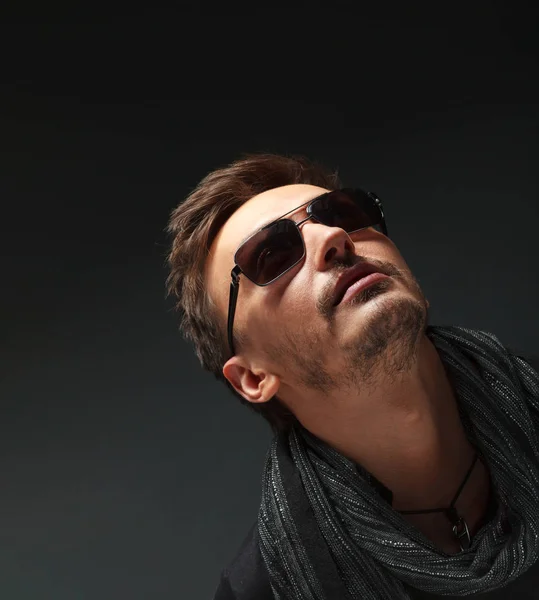 Portret van een knappe man, met een zonnebril op — Stockfoto