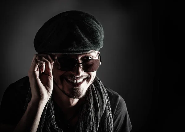 Um jovem bonito posando com um chapéu. Estilo vintage tonificado imagem — Fotografia de Stock