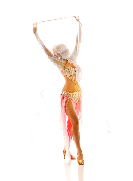 Сексуальна танцівниця живота в білому костюмі — стокове фото