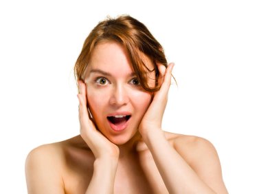 Casual Studio beyaz arka plan üzerinde izole güzel kendine güvenen kadın portresi.