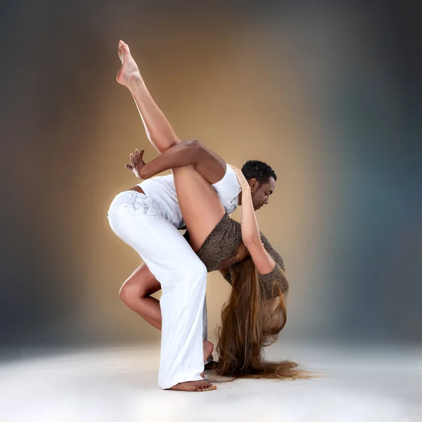 Sensual couple performing an artistic and emotional contemporary dance. — Stock Photo, Image