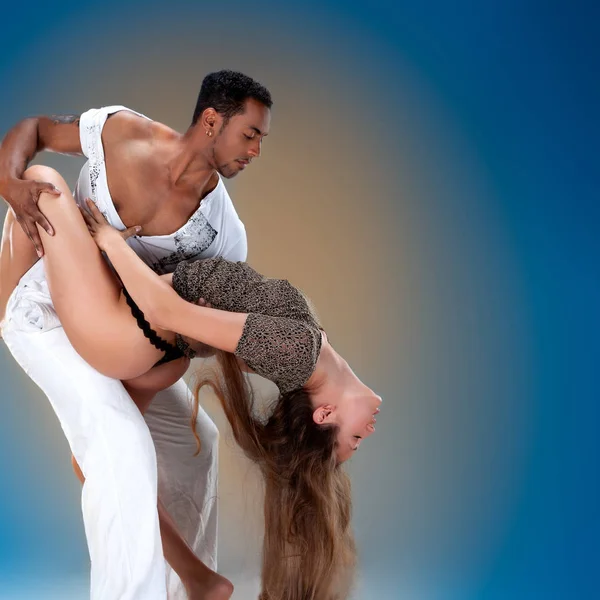 Sensuele paar uitvoeren van een artistieke en emotionele hedendaagse dans. — Stockfoto