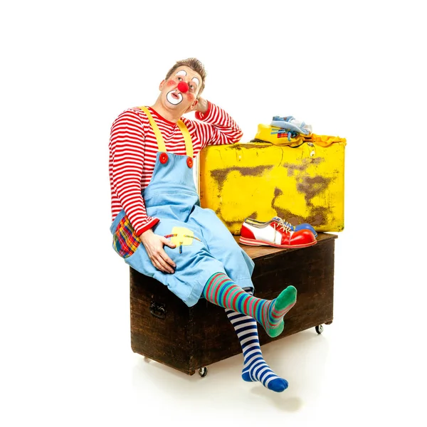 一个有趣的小丑与微笑的喜悦的表情 隔绝在白色背景 — 图库照片
