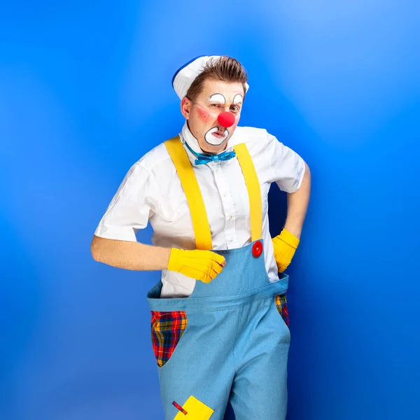 Un clown drôle avec une expression joyeuse et souriante — Photo