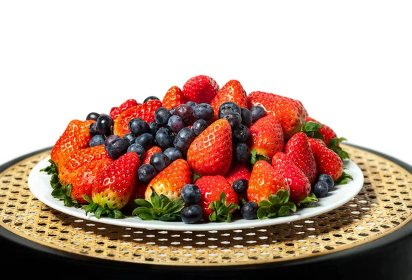 Drei Arten frischer Beeren auf einem weißen Teller — Stockfoto