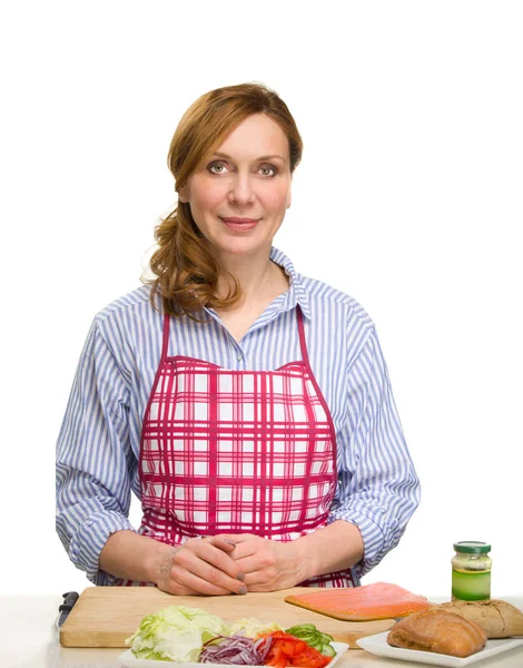 Prachtige volwassen vrouw koken in de keuken. — Stockfoto