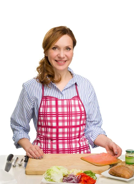 Prachtige volwassen vrouw koken in de keuken. — Stockfoto